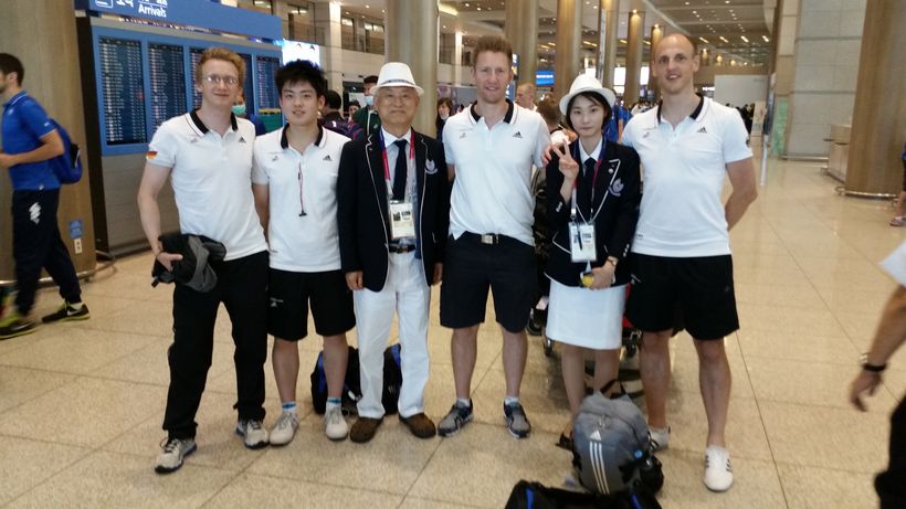 Beliebtes Fotomotiv: Die deutsche Tischtennis-Mannschaft wird gleich am Flughafen vor die Kamera gebeten (©Flemming)