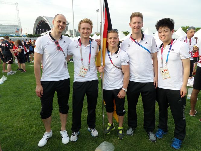 Fahnenträger Fabian Hambüchen und das deutsche Tischtennisteam vor der Eröffnungsfeier (©Flemming)