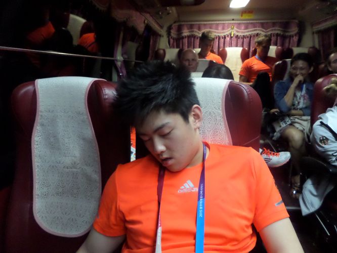 Liang Qiu im Kampf gegen den Jetlag. Die Pausenzeiten wurden auf jeden Fall intensiv genutzt (©Flemming)