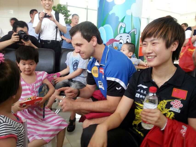 Timo Boll und Ding Ning spielten mit den Kindern... (©t.qq/Liu Guoliang)