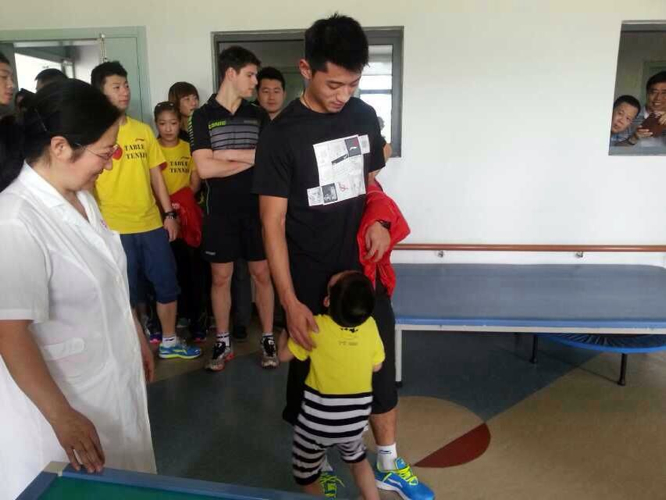 Weltmeister Zhang Jike werden die Kinder ganz besonders gut in Erinnerung behalten. Er spendete dem Waisenhaus 10.000 Dollar (©t.qq/Liu Guoliang)