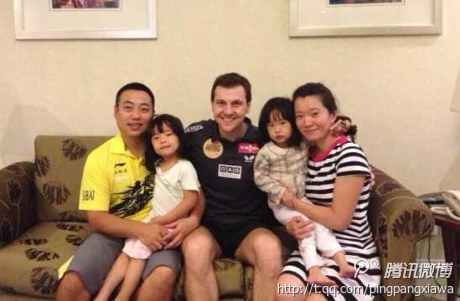 Timo Boll im Kreise der Familie Liu Guoliangs (©t.qq/Ping Pang Xiawa)