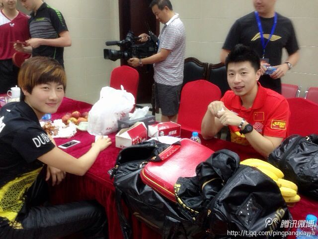 Hinter den Kulissen: Ding Ning und Ma Long sind die Moderatoren des Showevents (©t.qq/Ping Pang Xiawa)