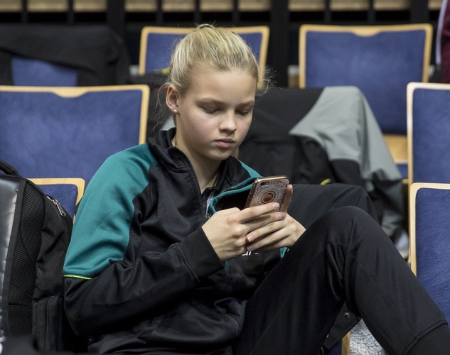 Die Düsseldorferin Leonie Berger war sogar noch souveräner: Sie verlor insgesamt nur einen Satz und hatte sich eine kleine Pause am Smartphone redlich verdient. (©Steinbrenner)
