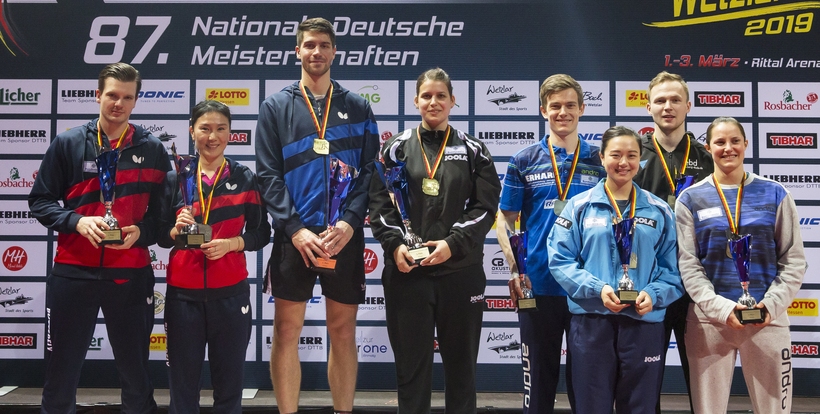 Sabine Winter (vorne rechts) erschien zur Siegerehrung, konnte aber verletzungsbedingt ihre Halbfinals im Einzel und Doppel nicht bestreiten. (©Steinbrenner)