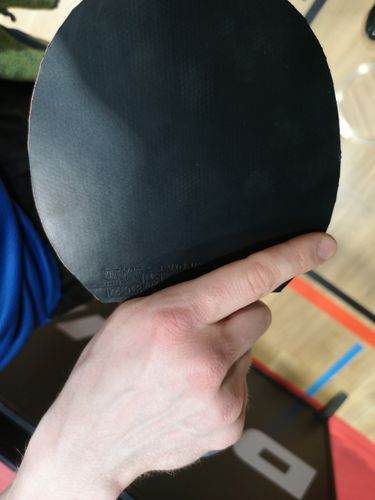 Clickball-Pionier Alexander Flemming feierte im Doppel 2013 seinen letzten DM-Titel. Heute schlägt er mit dem Tibhar Evolution MX-P in rot und schwarz auf. (©Gohlke)