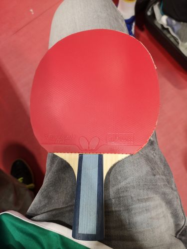 Auf der Rückhandseite vertraut er auf den Tenergy 05 Hard. Sein Holz, das Timo Boll ALC in der Penholderedition, scheint noch relativ neu zu sein. (©Gohlke)