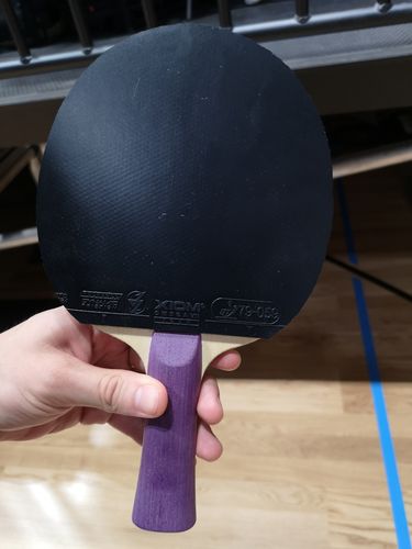 Bei Jannik Xu fällt sofort das violettfarbene Holz ins Auge. Ein Markenname ist nicht zu erkennen, weshalb das Holz nur schwer zu identifizieren ist. Es handelt sich aber wohl um ein Icecream AZX Spezial mit beidseitig ZLC von XIOM. (©Gohlke)