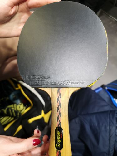 Kathrin Mühlbach hat mit dem Andro Rasant Grip nur eine glatte Seite. Ihr Holz stammt aus der älteren Andro-Generation (Kinetic Hinoki ALL+). (©Gohlke)