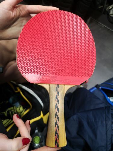Ihre rote Noppe Andro Hexer Pips + soll ihre Gegnerinnen überraschen. (©Gohlke)