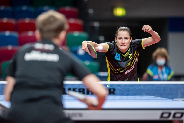 Im Halbfinale der Damen versuchte Sabine Winter, an der Titelverteidigerin vorbeizukommen (©Thomas)