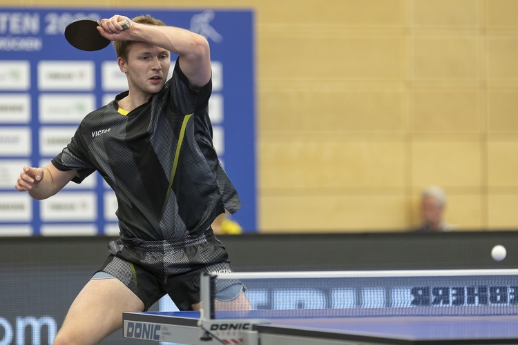 Den Abschluss des Tages bildete das Finale im Herren-Einzel. Benedikt Duda hatte in der Vorschlussrunde Überraschungshalbfinalist Florian Bluhm bezwungen... (©Schiefer)