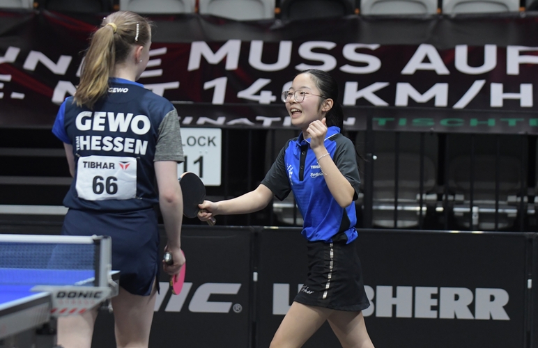 Bei den Damen stehen die beiden Youngsters Josephina Neumann und Koharu Itagaki in der Vorschlussrunde. Sie behaupteten sich gegen Milena Burandt/Lea Fath und Stephanie Hoffman/Qian Wan und treffen am Sonntag auf Chantal Mantz und Yuan Wan. Das andere Halbfinale bestreiten Julia Kaim und Alexandra Schankula gegen Sophia Klee und Sabine Winter. (©Gohlke)