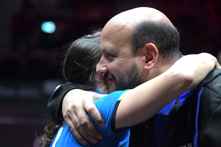 Die Bayerin setzte sich letztlich mit 4:0 Sätzen durch, ihrem Coach fiel sie sofort in die Arme. (©Gohlke)