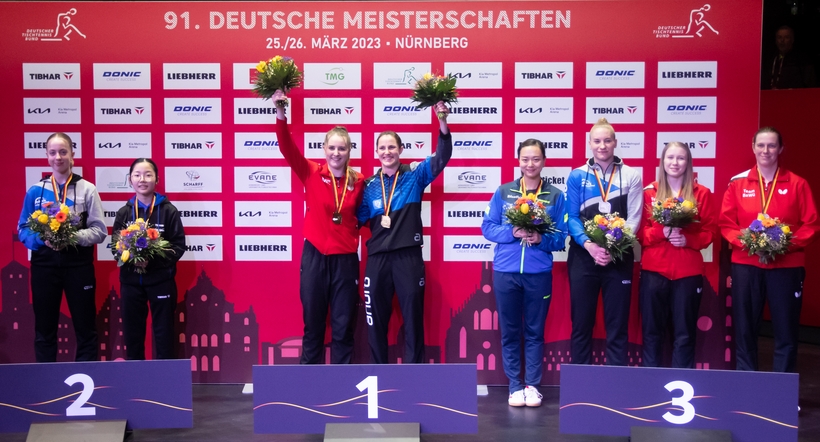 Bei der Siegerehrung gab es Blumensträuße für die Medaillengewinnerinnen. (©Gohlke)