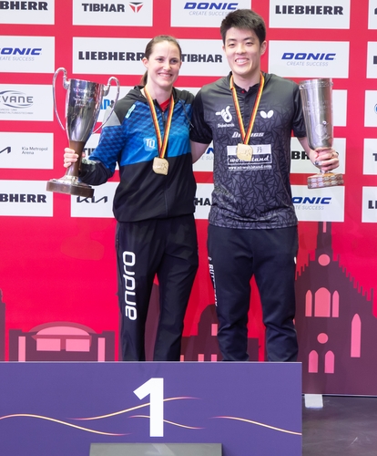 Ein Bild, das man schon aus dem vergangenen Jahr kennt: Sabine Winter und Dang Qiu grinsten mit dem Pokal in der Hand. (©Gohlke)