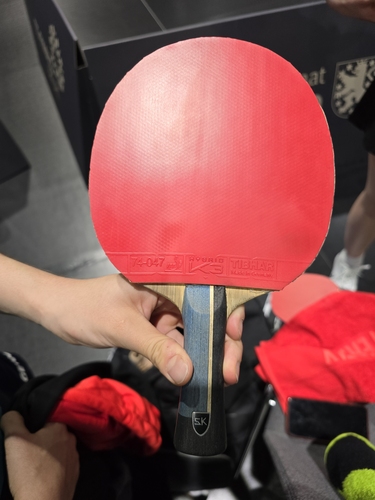 Beidseitig spielt sie mit Hybrid-K3-Belägen. (©Gohlke)