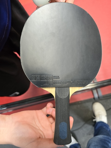 Die Thüringerin Kira Kölling trat in Erfurt nur in der U15- und U19-Konkurrenz an. Sie spielt mit einem andro Synteliac VCI OFF. Auf ihrer Vorhand klebt ein Rasanter C48. (©Gohlke)