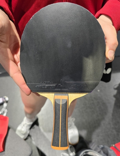 Sophia Klee spielt mit dem JOOLA Vyzaryz Freeze HRD. Auf der Vorhand klebt ein Rhyzen ZGR. (©Gohlke)