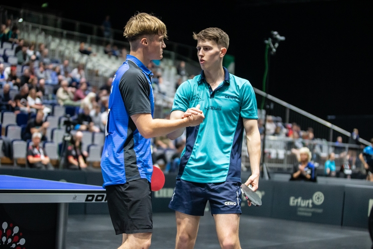 Auch bei den Herren ging es zunächst in der Vorrunde los. Benno Oehme (r.) setzte sich etwa mit 3:2 gegen Niclas Reindl durch... (©Gohlke)