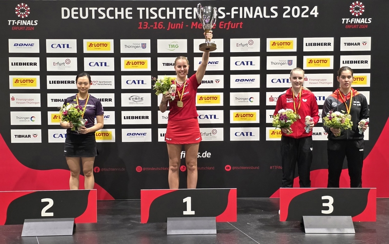 Die strahlende Siegerin jubelte über ihren Pokal... (©Gohlke)