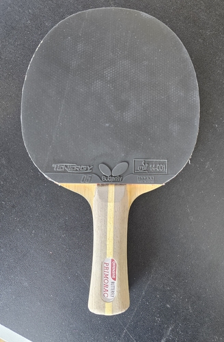 Doch nicht nur auf Profi-Ebene wurde in Erfurt gespielt. Mika Lehr vom Bernauer TTC startete etwa bei den deutschen Meisterschaften der Leistungsklassen und gewann im Doppel der Herren C Gold. Lehr spielt mit dem Butterfly Primorac Offensive und einem Tenergy 05 auf der Vorhand (©Gohlke)