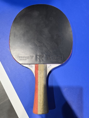 Auf der Rückhand macht er mit dem Hybrid MK Druck (©Gohlke)