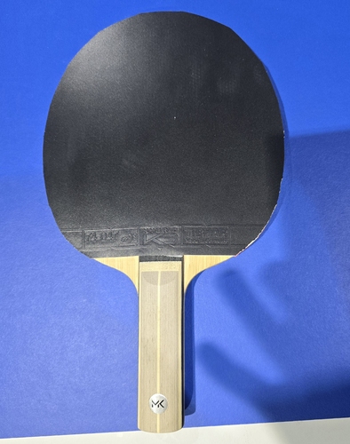Kommen wir zu den deutschen Meistern. Kay Stumper durfte in der Herrenkonkurrenz zum ersten Mal ganz nach oben aufs Treppchen. Sein Holz ist das MK von Tibhar, auf der Vorhand klebt ein Hybrid K3 (©Gohlke)