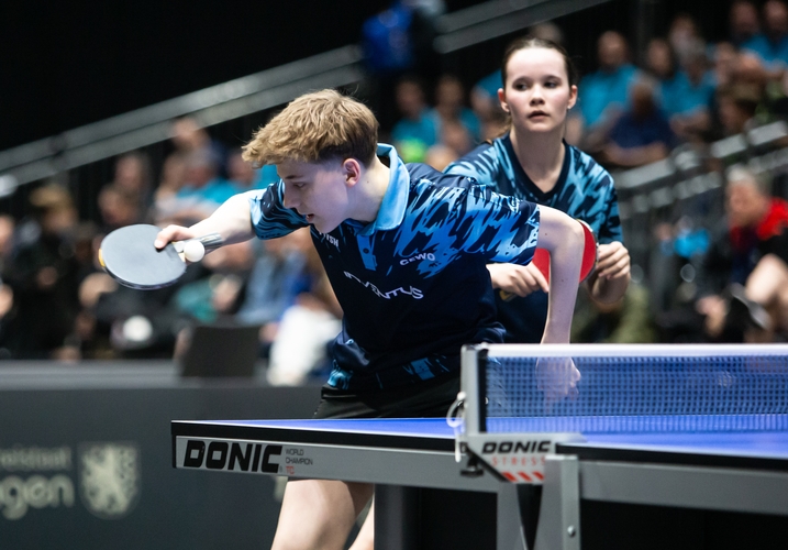 Meisterfeier in der Haupthalle: Luke Jalaß und Laura Schweiz siegten im U15-Mixed. (©Gohlke)
