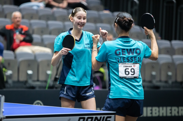 Amelie Jia/Kira Aeberhard bejubelten den U15-Doppel-Titel der Mädchen auf der großen Bühne. (©Gohlke)