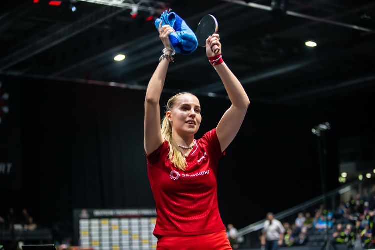 Die Olympia-Vierte im Team ließ sich von der Halle feiern. (©Gohlke)