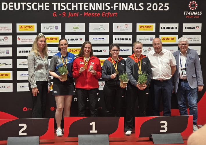 Alexandra Schankula (3.v.l.) sicherte sich das Triple bei den Damen 40. (©Gohlke)