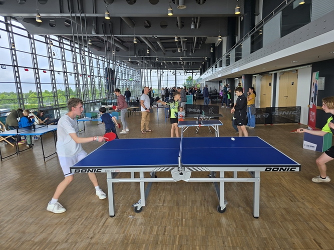 Kleine Verschnaufpause in Halle eins: In der Messehalle gab es zahlreiche andere Möglichkeiten, sich mit dem Tischtennisschläger... (©Gohlke)
