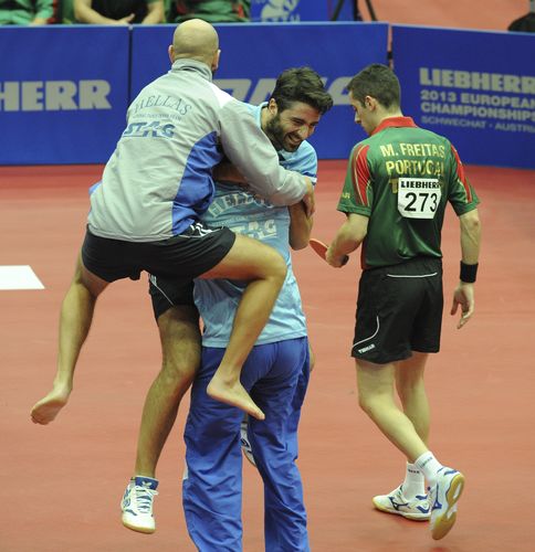 ... und sicherte seinem Team, das ihn gehörig feierte, gegen Marcos Freitas das Ticket fürs Halbfinale (©Stosik)
