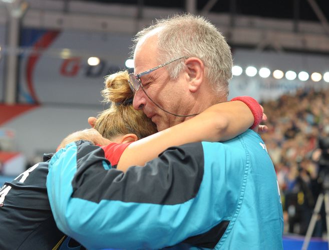 ...war es im Finale Elizabeta Samara, die sich in sieben Sätzen durchsetzen konnte. Große Emotionen bei der Rumänin, die zunächst ihrem Trainer in die Arme fiel... (©Stosik)