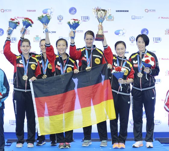 Die deutschen Damen hingegen durften sich als Sieger feiern lassen. (©Stosik)