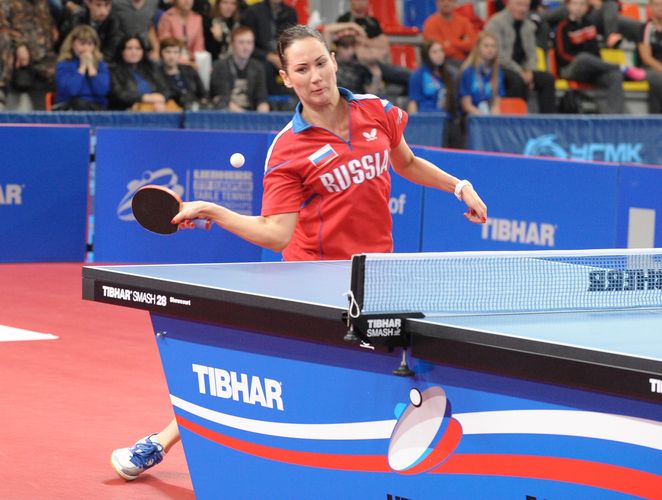 Polina Mikhaylova gewann ihr erstes Spiel gegen Natalia Partyka knapp (©Stosik)