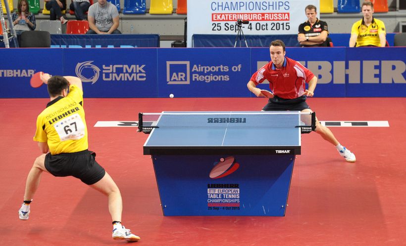 Das Duell der Spitzenspieler: Dimitrij Ovtcharov gegen Simon Gauzy (©Stosik)