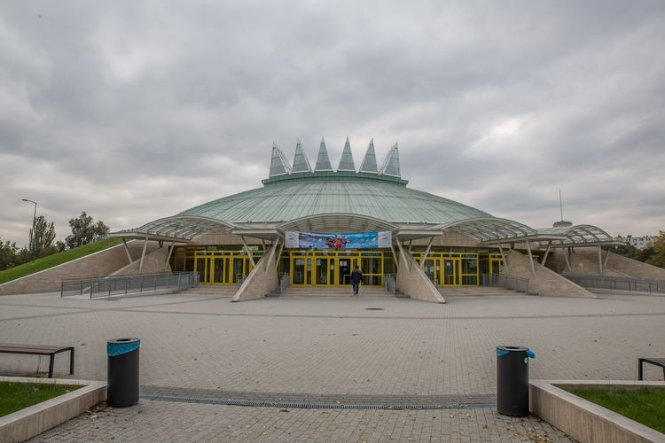 Willkommen in Budapest! Die Halle "Tüskecsarnok" hat etwas von einem gelandeten UFO (©Fabig)