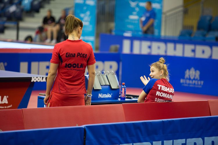 Und wer steckt da links in Gina Potas Trikot? Eines ist zumindest sicher: Die Lokalmatadorin selber ist es auf alle Fälle nicht (©Fabig)