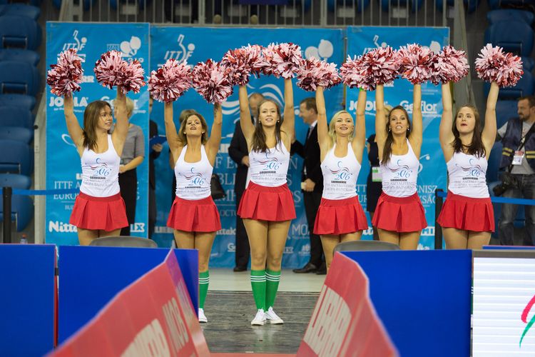 Eingeheizt wurde ihnen von ein paar Cheerleadern... (©Fabig)