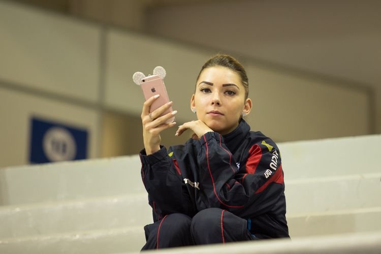 Auch ein Smartphone möchte hübsch aussehen, denkt sich Bernadette Szöcs (©Fabig)