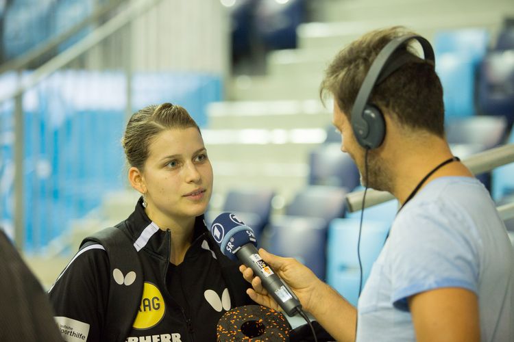 Petrissa Solja wird nach ihrem Spiel von der Presse ausgequetscht (©Fabig)