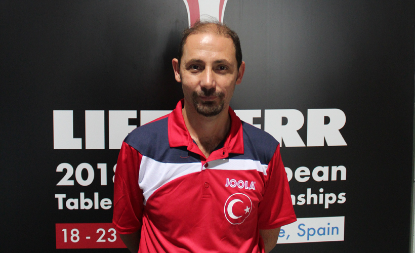 Onur Germeyanoglu, zu Oberliga- und Regionalligazeiten Spieler in Bremen und jetzt Trainer der türkischen Herren-Nationalmannschaft, kann sich vorstellen, dass Liam Pitchford und Bernadette Szöcs am Ende die Nase vorn haben. (©Koch) 