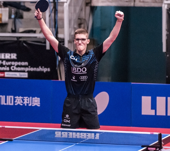 Und während die einen noch zuschauen, geht es bei den anderen schon um die Wurst. Zum Beispiel bei Luca Mladenovic aus Luxemburg, der in Mainz in der Regionalliga und 2. Bundesliga aktiv ist. Mit seinem Anti auf der Rückhand fuhr er bisher zwei Siege ein (©Gohlke)