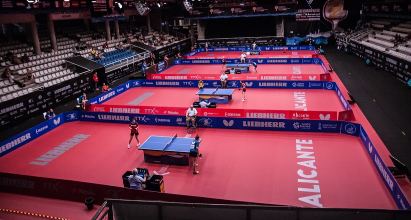 Willkommen in Alicante! Am ersten Turniertag verirrten sich zwar noch nicht so viele Zuschauer in die Halle, dennoch ging es an den Tischen schon hoch her (©Gohlke)