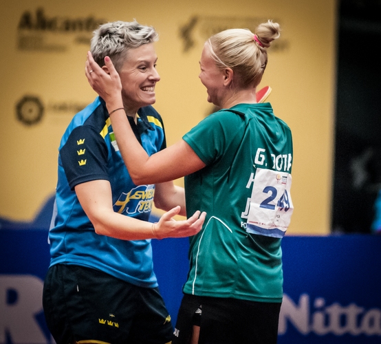 Das favorisierte Duo Matilda Ekholm und Georgina Pota freute sich zunächst über seinen Sieg gegen Petrissa Solja und Sabine Winter. (©Gohlke)