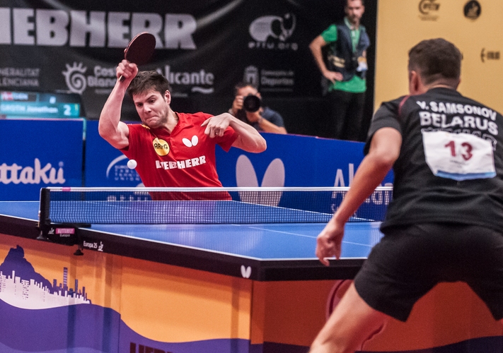 Dimitrij Ovtcharov kam leider noch nicht einmal in die Nähe. Bereits im Achtelfinale stellte ihn sein Orenburger Kollege Vladimir Samsonov vor große Probleme. (©Gohlke)