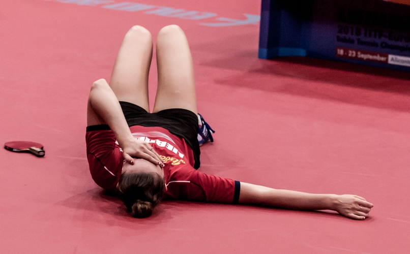 Ebenfalls am Boden war Sofia Polcanova - allerdings aus anderen Gründen. Die Österreicherin konnte ihren Sieg über Petrissa Solja kaum glauben. (©Gohlke)