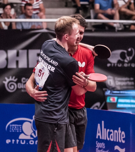 Trotz seiner Niederlage freute er sich mit Patrick Franziska. (©Gohlke)